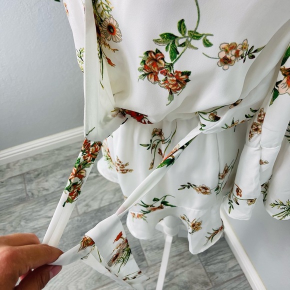 NWOT White Daisy Floral Print Chiffon Bell Sleeve Short Ruffle Romper - Picture 3 of 8